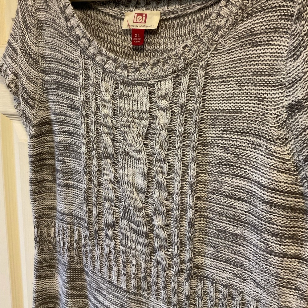 L.e.I. Short sleeved Gray top XL